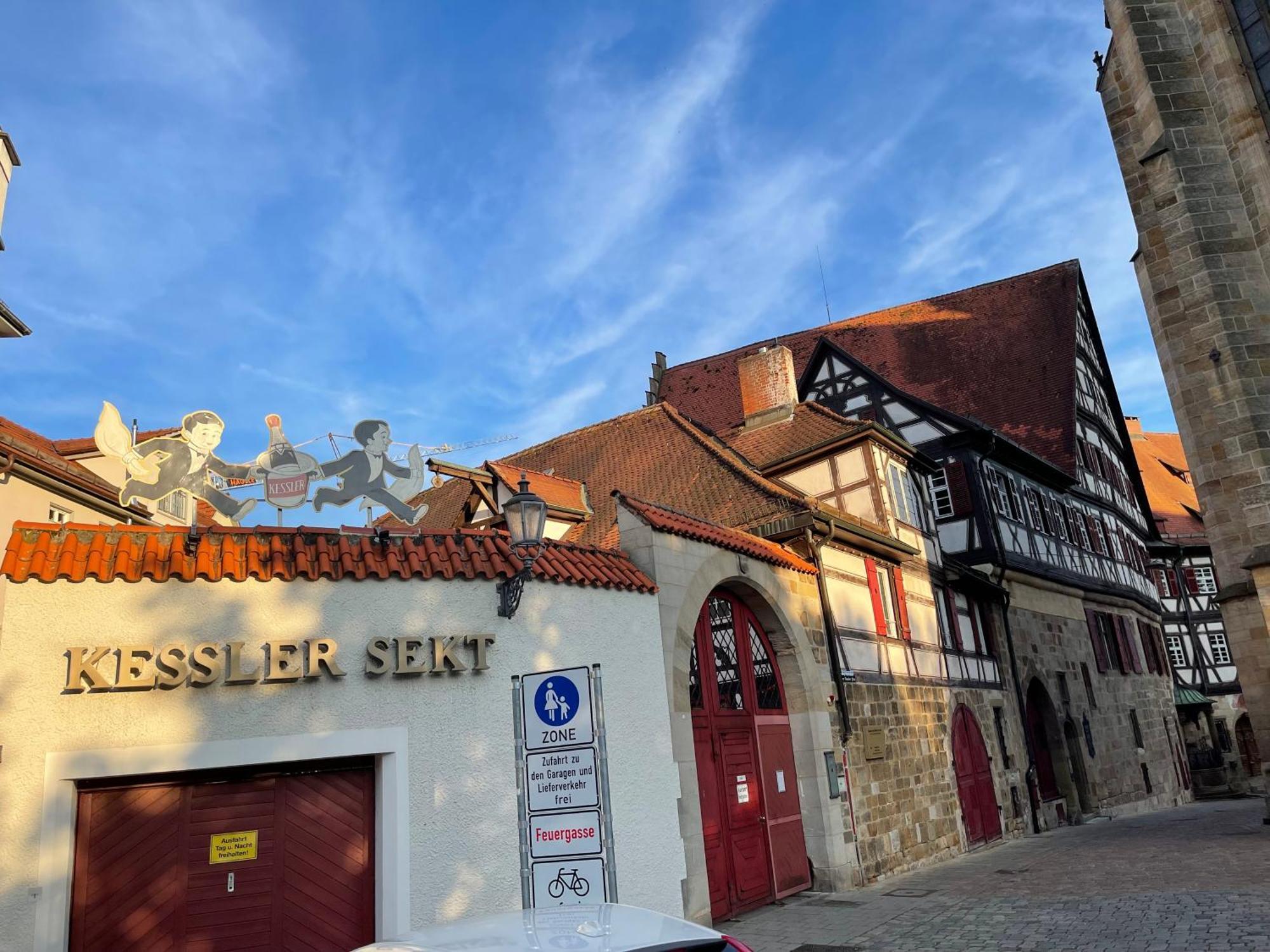 Secondhome Stuttgart: Modern Near Esslingen's Historic Center Apartment *