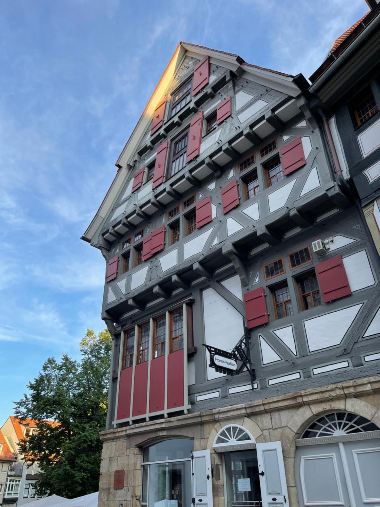 Secondhome Stuttgart: Modern Near Esslingen's Historic Center Apartment
