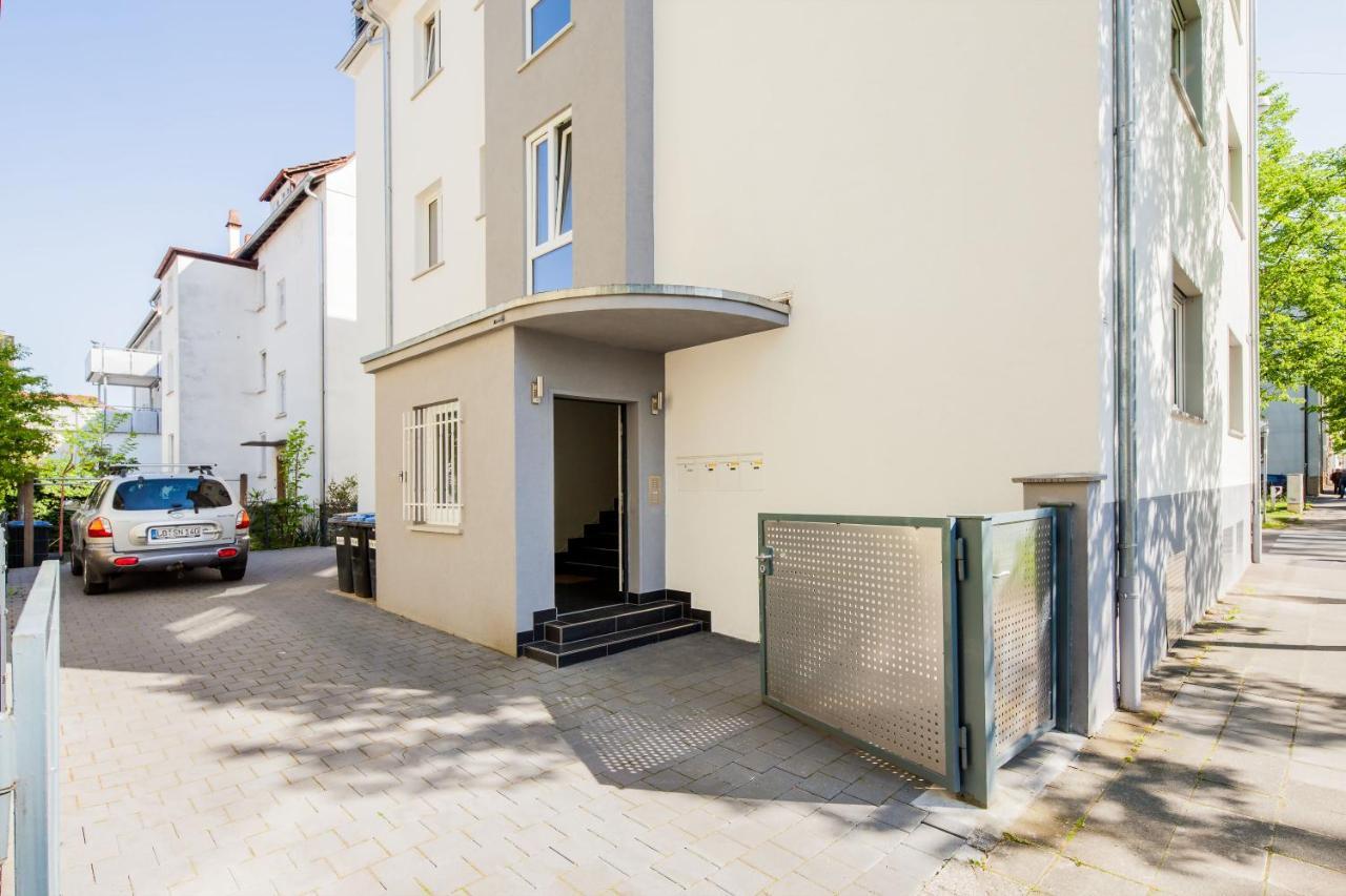 Apartment Secondhome Stuttgart: Modern Near Esslingen's Historic Center