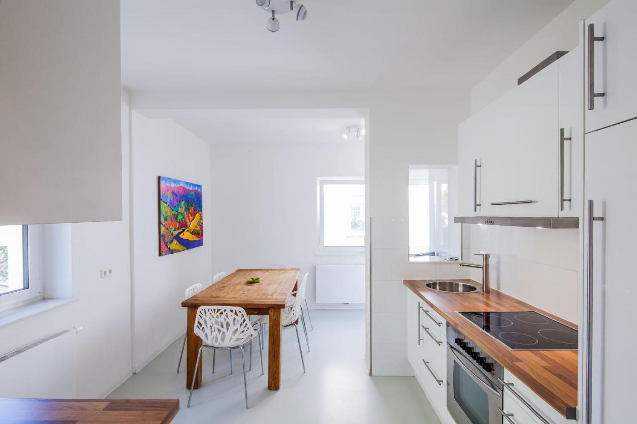 Secondhome Stuttgart: Modern Near Esslingen's Historic Center Apartment